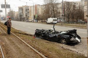 Un tanc rusesc a trecut intenţionat peste o maşină în mers. Şoferul a fost scos în viaţă dintre fiarele maşinii. Imagini dramatice surpinse în Kiev