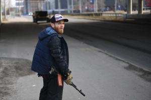 Atmosferă ireală în Kiev: Civili cu mitraliere Kalașnikov patrulează pe străzi, în așteptarea rușilor