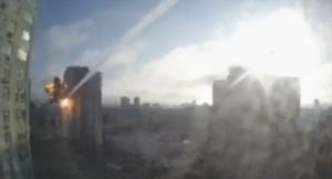 Momentul în care blocul din Kiev este lovit de racheta rusească. O bucată mare din clădire a fost smulsă, în urma exploziei