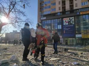 Momentul în care blocul din Kiev este lovit de racheta rusească. O bucată mare din clădire a fost smulsă, în urma exploziei