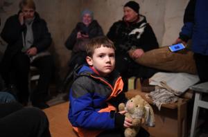 Copiii din Kiev privesc cu teamă spre viitor. Dintr-un adăpost subteran, doi fraţi aşteaptă să revadă lumina zilei
