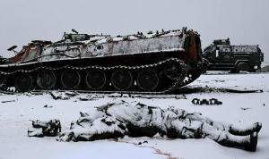 "Ca la Stalingrad”. Imaginea înfiorătoare a unui soldat rus mort și acoperit de zăpadă lângă un tanc în Harkov, Ucraina
