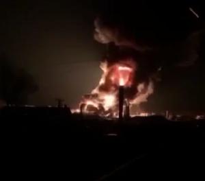 Explozie puternică în Vasilkov, după ce o rachetă a lovit un depozit petrolier. Deflagrația a provocat un incendiu uriaș