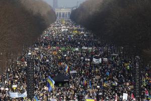 Lumea întreagă dezlănțuită contra lui Putin. 500.000 de oameni au ieșit în stradă la Berlin: ”Putin, hai să derulăm până la partea în care te sinucizi în buncăr”