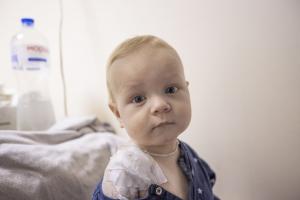 Bebeluşi născuţi prematur şi copii bolnavi de cancer, trataţi în subsolul unui spital din Kiev: "Tremuri încontinuu de frică!"