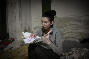 Bebeluşi născuţi prematur şi copii bolnavi de cancer, trataţi în subsolul unui spital din Kiev: "Tremuri încontinuu de frică!"