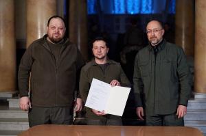 Atacat de una dintre cele mai mari armate ale lumii, Zelenski a semnat în picioare cererea de aderare la UE a Ucrainei