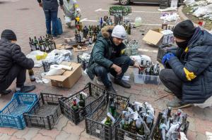 "Pământul nostru va fi mormântul lor!". Locuitorii din Kiev, atac dur la adresa ruşilor. Pregătesc cocktailuri Molotov pentru a opri invazia