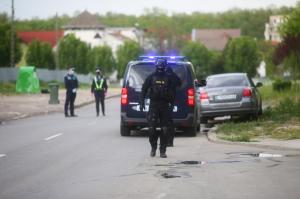 Doi jandarmi au luat-o la fugă după ce au fost atacaţi cu bâtele, într-o comună din Cluj. Unul dintre ei a ajuns la spital: de ce au devenit oamenii agresivi