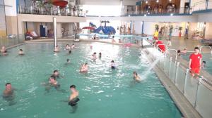 Distracţie la piscină în plină iarnă. Zeci de turişti din vestul ţării s-au bucurat din plin de o zi de duminică ca-n miez de vară