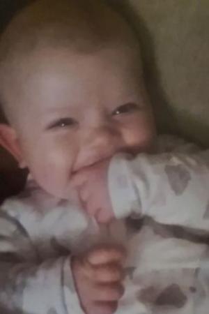 Trauma unei mame din UK, după ce a descoperit că fetiţa ei de doar 8 luni a murit în somn, lângă ea: "Am ţipat cât m-au ţinut plămânii"