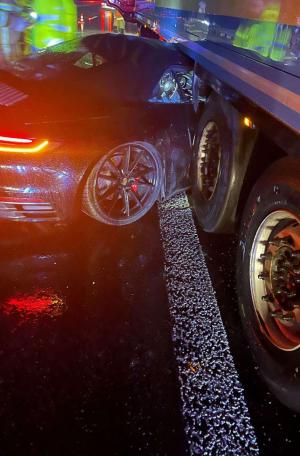 Porsche decapotabil de aproape 100.000 de euro, strivit sub un TIR de 40 de tone. Imagini teribile pe o autostradă din Germania