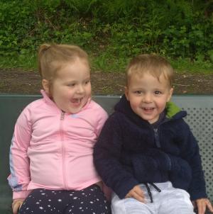 „Îngerașul meu, tati te iubește foarte mult”. O fetiţă de 4 ani a murit, fratele de 3 ani este în stare critică, după un accident teribil pe o autostradă din UK