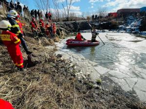 O tânără de 21 de ani și bunicul ei au murit înecați, după ce au căzut cu mașina într-o groapă cu apă, în Suceava