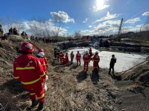 O tânără de 21 de ani și bunicul ei au murit înecați, după ce au căzut cu mașina într-o groapă cu apă, în Suceava