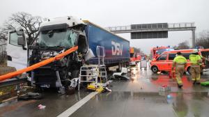 Un şofer român de TIR a murit în cabina zdrobită, după un accident cumplit pe A7, în Germania. A intrat în plin într-un alt camion