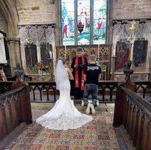 Cum s-a îmbrăcat un mire din UK în ziua nunţii sale. Oamenii au rămas stupefiaţi: "Nu ştia că azi se însoară?"