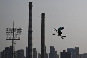 Peisaj apocaliptic la JO de la Beijing. Schi acrobatic lângă turnuri de răcire, coșuri de fum și cuptoare industriale, scoase din uz