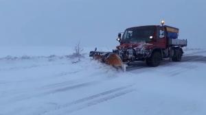 În sud-estul țării, viscolul și ninsoarea fac legea. Șase drumuri judeţene şi DN3 au fost închise din cauza zăpezii