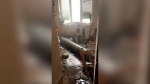 Imaginea dezastrului: Bombă căzută în mijlocul unui apartament din Harkov. Din tavan, apa curge şiroaie