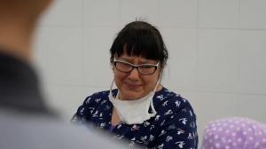 Războiul durerii: O mamă înlăcrimată în timp ce medicii încearcă, fără succes, să îi resusciteze copilul, în Mariupol
