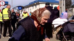 Moment emoţionant în Vama Sighet: O bătrânică din Solotvino a trecut graniţa în România ca să ceară sprijin. Nu mai avea bani de medicamente