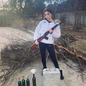 Sportiva Nastya Arkhypova a lăsat patinele pentru arme şi cocktailuri Molotov: "Eu stau la Kiev cu președintele meu!"