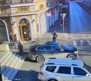 Mașină, ridicată de polițiști din fața unui hotel, în Satu Mare