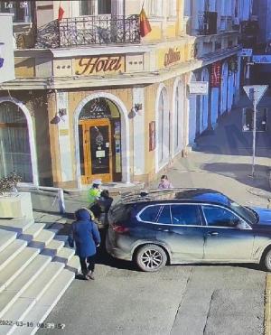 Mașină, ridicată de polițiști din fața unui hotel, în Satu Mare
