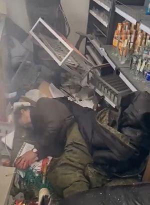 Soldat rus, găsit pulbere de beat, după ce a consumat tot ce şi-a dorit dintr-un magazin. Bărbatul era aproape inconştient