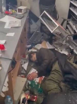 Soldat rus, găsit pulbere de beat, după ce a consumat tot ce şi-a dorit dintr-un magazin. Bărbatul era aproape inconştient