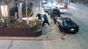 Șoferul unui Lamborghini a fost atacat în parcarea unui bloc din LA. Hoții l-au lovit și au încercat să-i fure ceasul