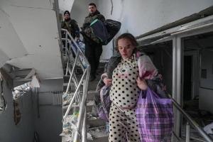 O femeie însărcinată care a scăpat din bombardamentul asupra maternităţii din Mariupol a născut o fetiţă