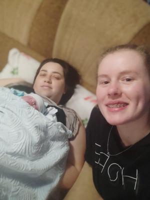 Tânără din Ucraina în travaliu, amenințată cu arma de ruși. A fost forțată să nască acasă, monitorizată online de un medic obstetrician