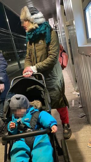Un ucrainean de 30 de ani s-a deghizat în soția lui și a încercat să treacă granița în România cu copilul în cărucior. Ce a pățit după ce a fost deconspirat