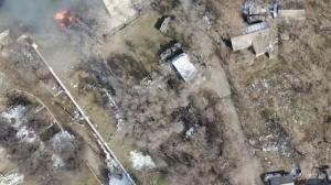 Blindate ruseşti, prinse într-o ambuscadă de armata ucraineană. Imagini din dronă cu luptele de la marginea oraşului Mariupol