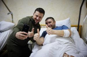 Președintele Ucrainei a vizitat militarii răniţi în spital. Volodimir Zelenski i-a decorat pentru a le creşte moralul în timp ce forțele ruse înaintează spre Kiev
