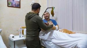 Președintele Ucrainei a vizitat militarii răniţi în spital. Volodimir Zelenski i-a decorat pentru a le creşte moralul în timp ce forțele ruse înaintează spre Kiev