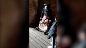 "Minune" la Timişoara: Un tânăr de 30 de ani, care cerşea într-un scaun cu rotile, surprins în imagini în timp ce mergea fără probleme