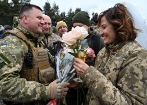 ”Războiul continuă, însă viaţa nu se opreşte”. Peste 10.000 de cupluri ucrainene s-au căsătorit pe front