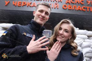 ”Războiul continuă, însă viaţa nu se opreşte”. Peste 10.000 de cupluri ucrainene s-au căsătorit pe front