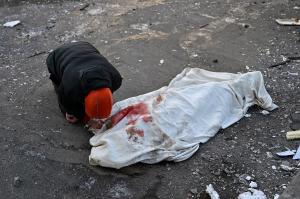 Imaginea durerii: Un bărbat plânge lângă cadavrul mamei ucise de atacul aerian rusesc asupra unui bloc din Kiev