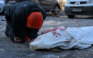 Imaginea durerii: Un bărbat plânge lângă cadavrul mamei ucise de atacul aerian rusesc asupra unui bloc din Kiev