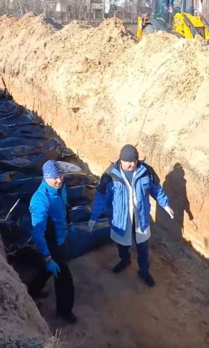 Imagini dramatice: Zeci de cadavre aruncate în gropi comune într-un oraş ucrainean, după ce oamenii au fost ucişi de trupele ruseşti