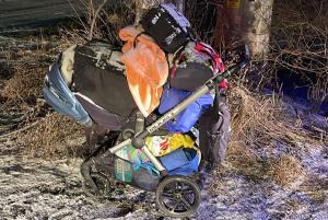 O mamă din Ucraina a trecut Vama Siret cu un bebeluş în cărucior şi cu doi copii de mână. Femeia avea mâinile îngheţate şi abia putea să înainteze
