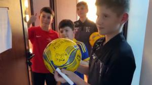 O întreagă echipă de fotbal, "transferată" în Vâlcea din Harkov. 42 de mici fotbalişti din Ucraina au venit să-şi continue visul în România