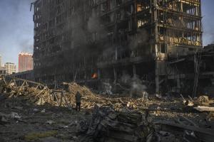 Explozie enormă şi un nor în formă de ciupercă. Un mall de 10 etaje din Kiev a fost spulberat, cel puţin 8 morţi. FOTO şi VIDEO