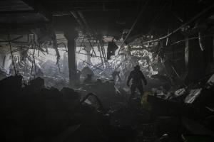 Explozie enormă şi un nor în formă de ciupercă. Un mall de 10 etaje din Kiev a fost spulberat, cel puţin 8 morţi. FOTO şi VIDEO
