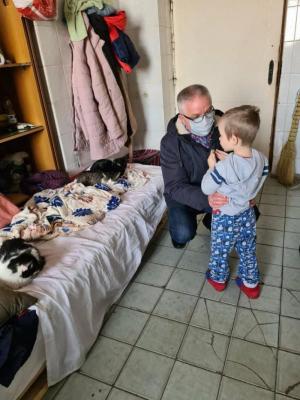 „Tu ești tatăl meu?” Întrebarea adresată unui oficial moldovean de un băieţel din Ucraina, refugiat împreună cu 11 pisici