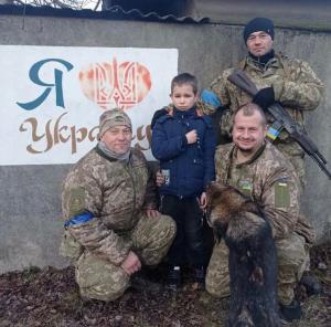 Un băieţel de 11 ani din Ucraina a mers până la o bază militară şi le-a cerut soldaţilor să-l înroleze în armată: "Vrea să lupte pentru ţară!"